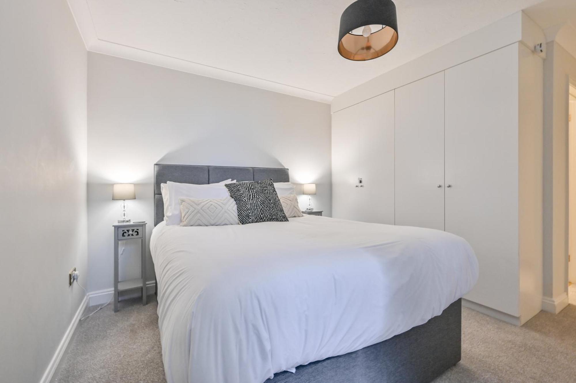 Top Floor Sandbanks Apartment With Free Parking Just Minutes From The Beach And Bars Canford Cliffs Exterior foto